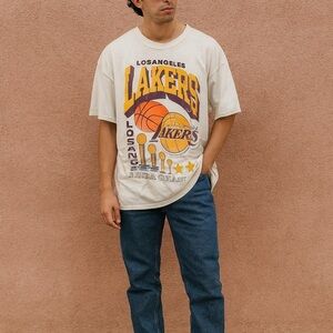 Los Angeles Lakers 17x NBA Champions Graphic Tee – White – XL 2024 NBA License